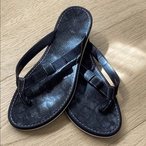 🏖 Authentic Louis Vuitton black flip flop 🏖